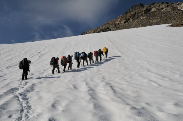 Группа Клуба АТО по горному туризму
 шткрмует перевал на Кавказе